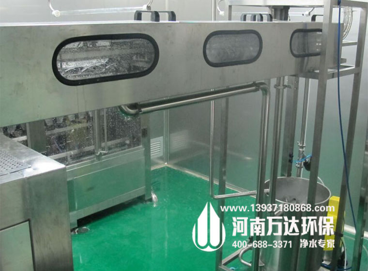 食品飲料行業(yè)純凈水設備有什么特點？萬達環(huán)保表示，食品飲料行業(yè)凈水設備通常由全自動多介質(zhì)過濾器，全自動活性碳過濾器，全自動軟化器、精密過濾器等構(gòu)成前期預處理系統(tǒng)、RO反滲透主機系統(tǒng)等構(gòu)成主要設備系統(tǒng)